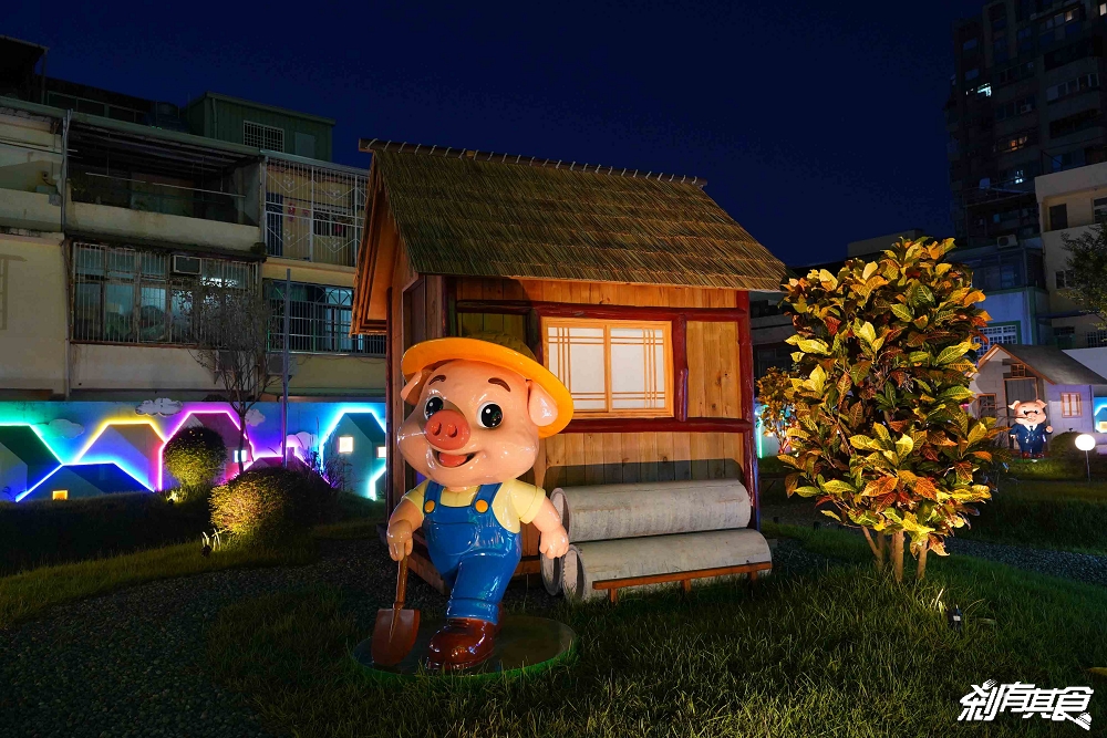 芊動彰化親子園區，彰化最新免費景點，坤悅開發打造「爬牆大貓、三隻小豬、貓咪巴士」夜間點燈也很美