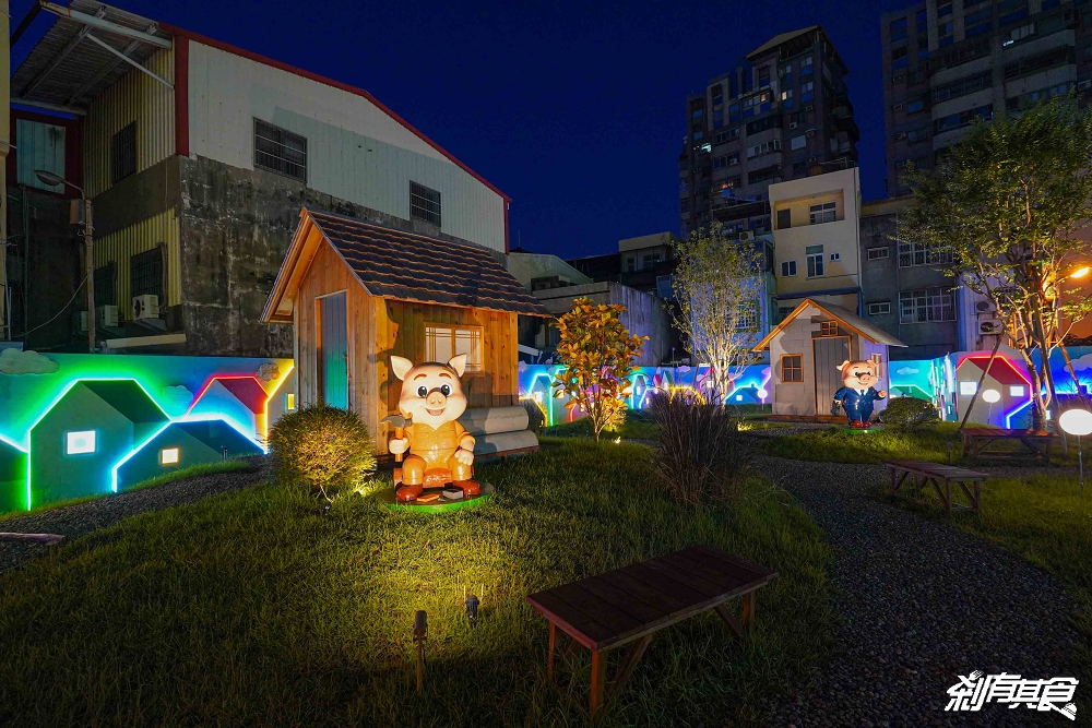 芊動彰化親子園區，彰化最新免費景點，坤悅開發打造「爬牆大貓、三隻小豬、貓咪巴士」夜間點燈也很美