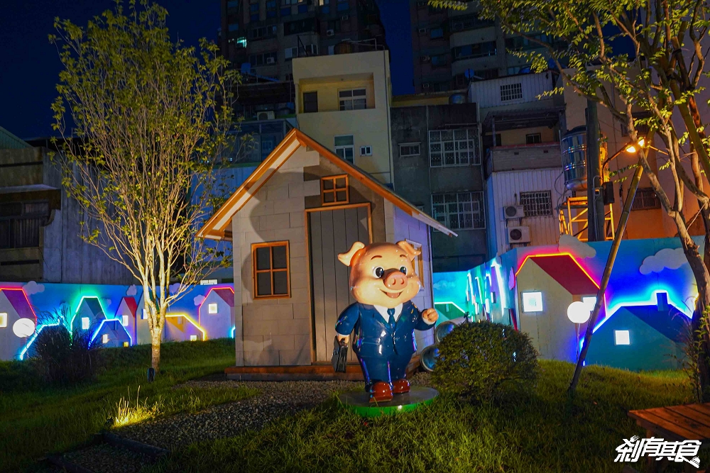 芊動彰化親子園區，彰化最新免費景點，坤悅開發打造「爬牆大貓、三隻小豬、貓咪巴士」夜間點燈也很美