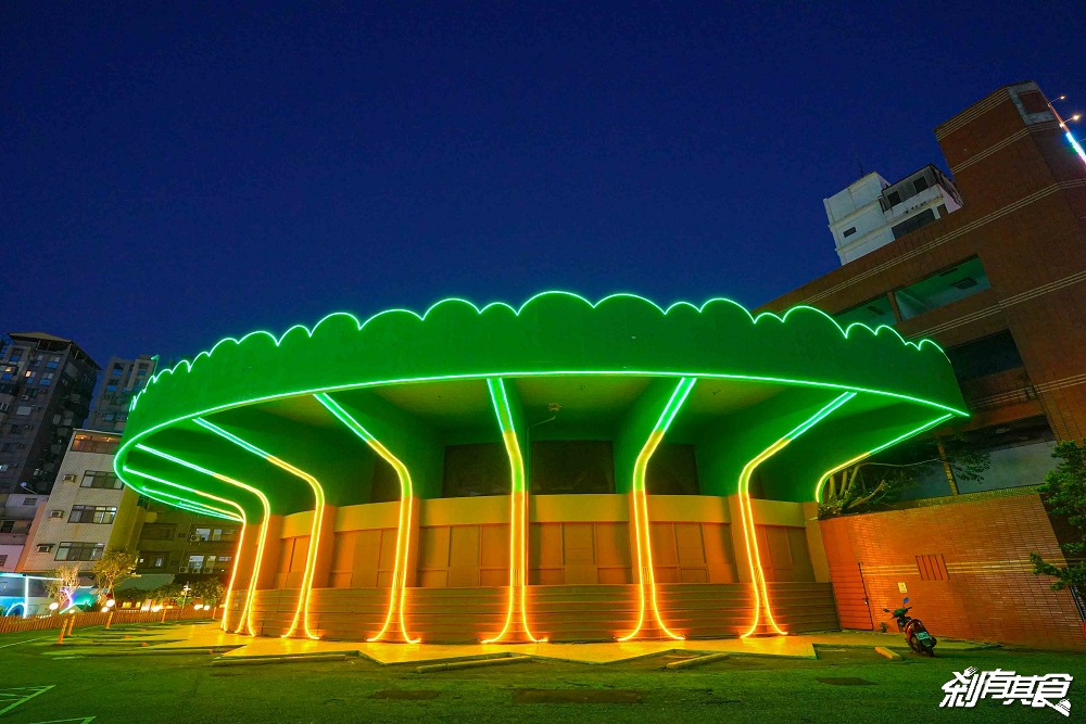 芊動彰化親子園區，彰化最新免費景點，坤悅開發打造「爬牆大貓、三隻小豬、貓咪巴士」夜間點燈也很美