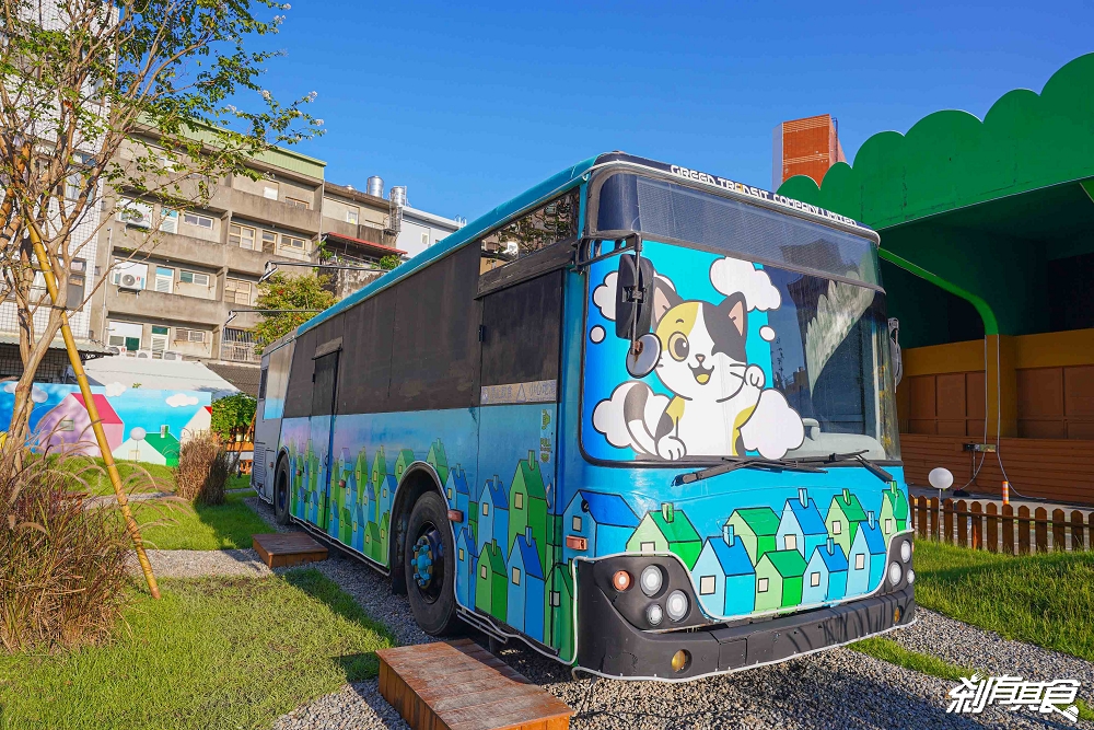 芊動彰化親子園區，彰化最新免費景點，坤悅開發打造「爬牆大貓、三隻小豬、貓咪巴士」夜間點燈也很美