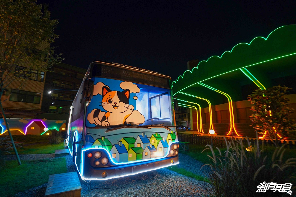 芊動彰化親子園區，彰化最新免費景點，坤悅開發打造「爬牆大貓、三隻小豬、貓咪巴士」夜間點燈也很美