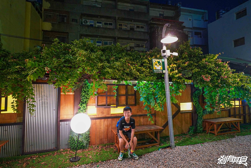 芊動彰化親子園區，彰化最新免費景點，坤悅開發打造「爬牆大貓、三隻小豬、貓咪巴士」夜間點燈也很美