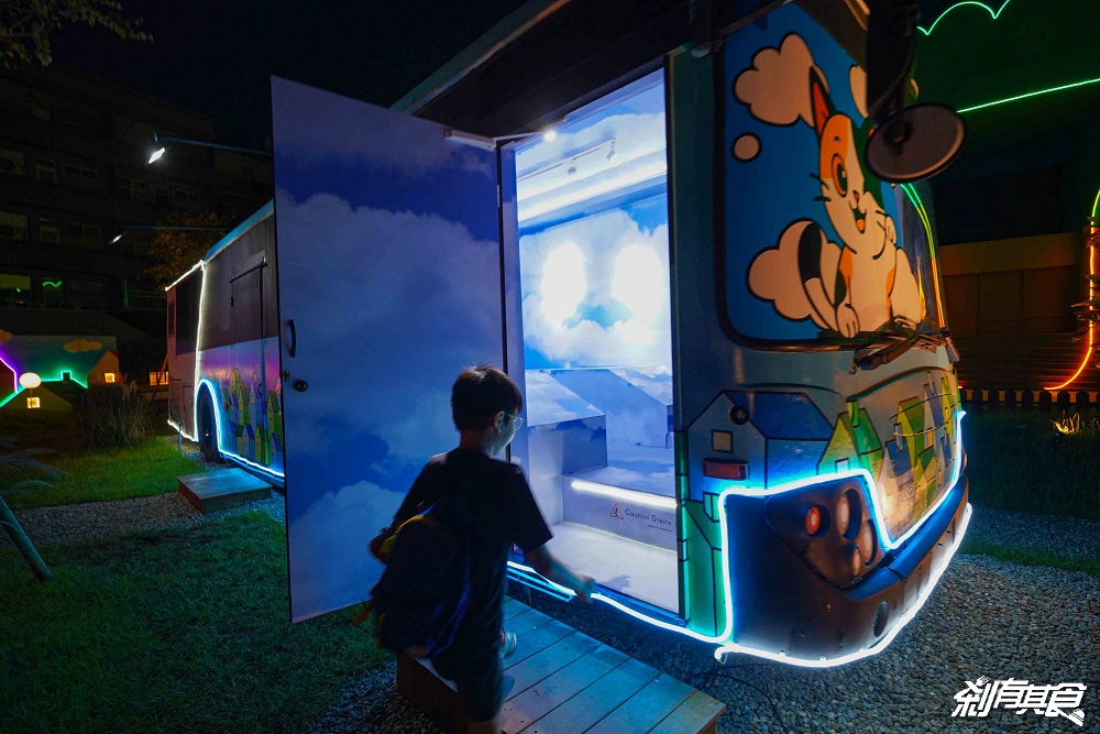 芊動彰化親子園區，彰化最新免費景點，坤悅開發打造「爬牆大貓、三隻小豬、貓咪巴士」夜間點燈也很美