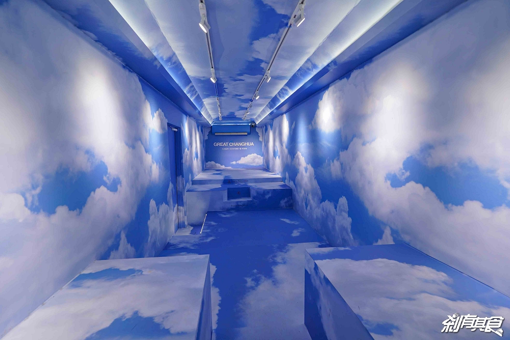 芊動彰化親子園區，彰化最新免費景點，坤悅開發打造「爬牆大貓、三隻小豬、貓咪巴士」夜間點燈也很美