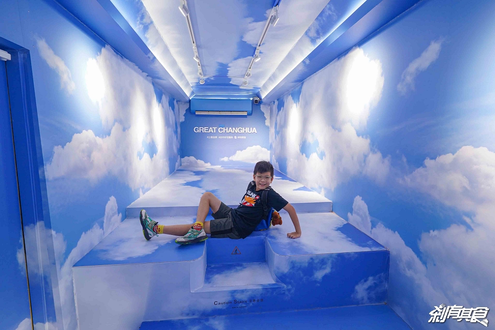 芊動彰化親子園區，彰化最新免費景點，坤悅開發打造「爬牆大貓、三隻小豬、貓咪巴士」夜間點燈也很美