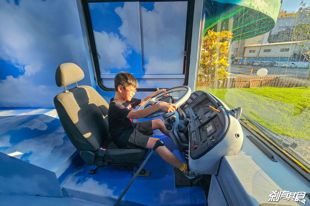 芊動彰化親子園區，彰化最新免費景點，坤悅開發打造「爬牆大貓、三隻小豬、貓咪巴士」夜間點燈也很美