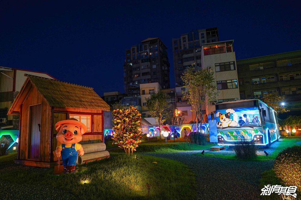 芊動彰化親子園區，彰化最新免費景點，坤悅開發打造「爬牆大貓、三隻小豬、貓咪巴士」夜間點燈也很美
