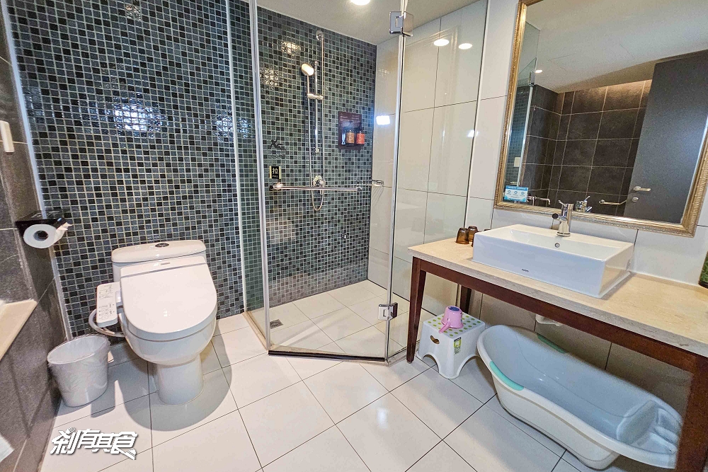 煙波大飯店新竹湖濱館，新竹親子飯店，煙波一泊二食專案，煙波早午餐吃到飽「世界冠軍王鵬傑麵包」、晚餐極黑牛火鍋，室內兒童樂園、游泳池玩到不想走