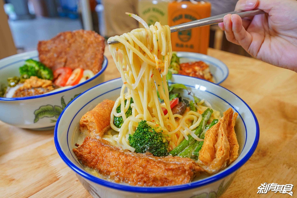 熱浪小島大墩店，台中南屯美食，「檳城白咖哩麵、銷魂排燒飯、咖哩KFC」南洋便當新上市