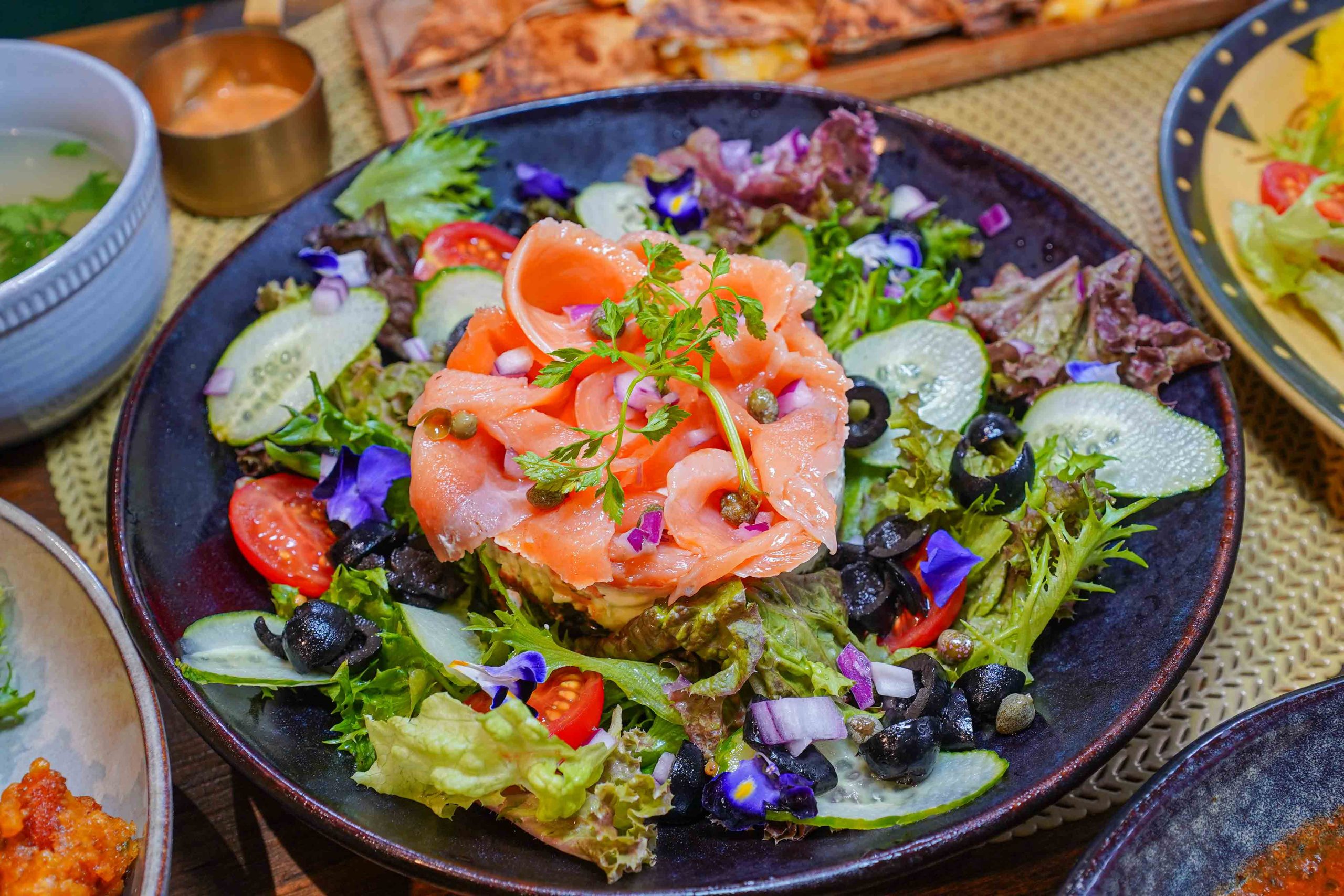 莎莎島，台中秘魯餐廳，一秒到南美洲，祕魯國民料理「檸檬漬生魚、秘魯烤半雞、炒牛肉」必吃、台中北屯美食 好停車