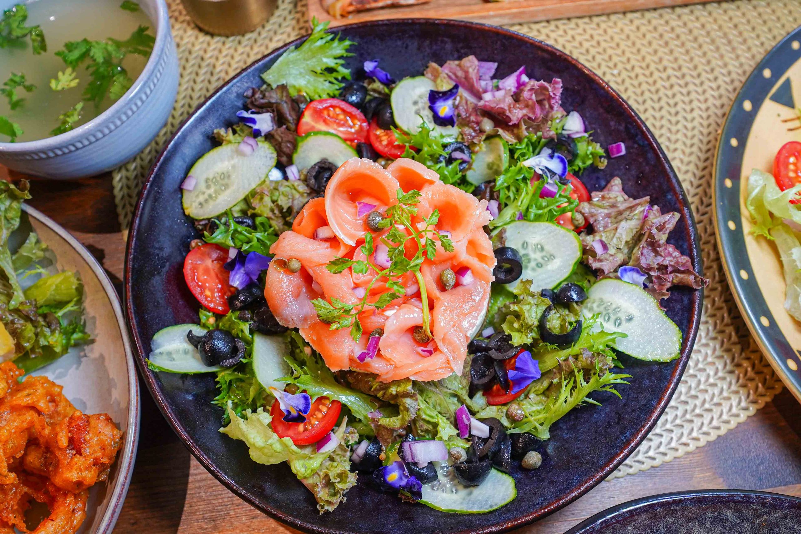 莎莎島，台中秘魯餐廳，一秒到南美洲，祕魯國民料理「檸檬漬生魚、秘魯烤半雞、炒牛肉」必吃、台中北屯美食 好停車