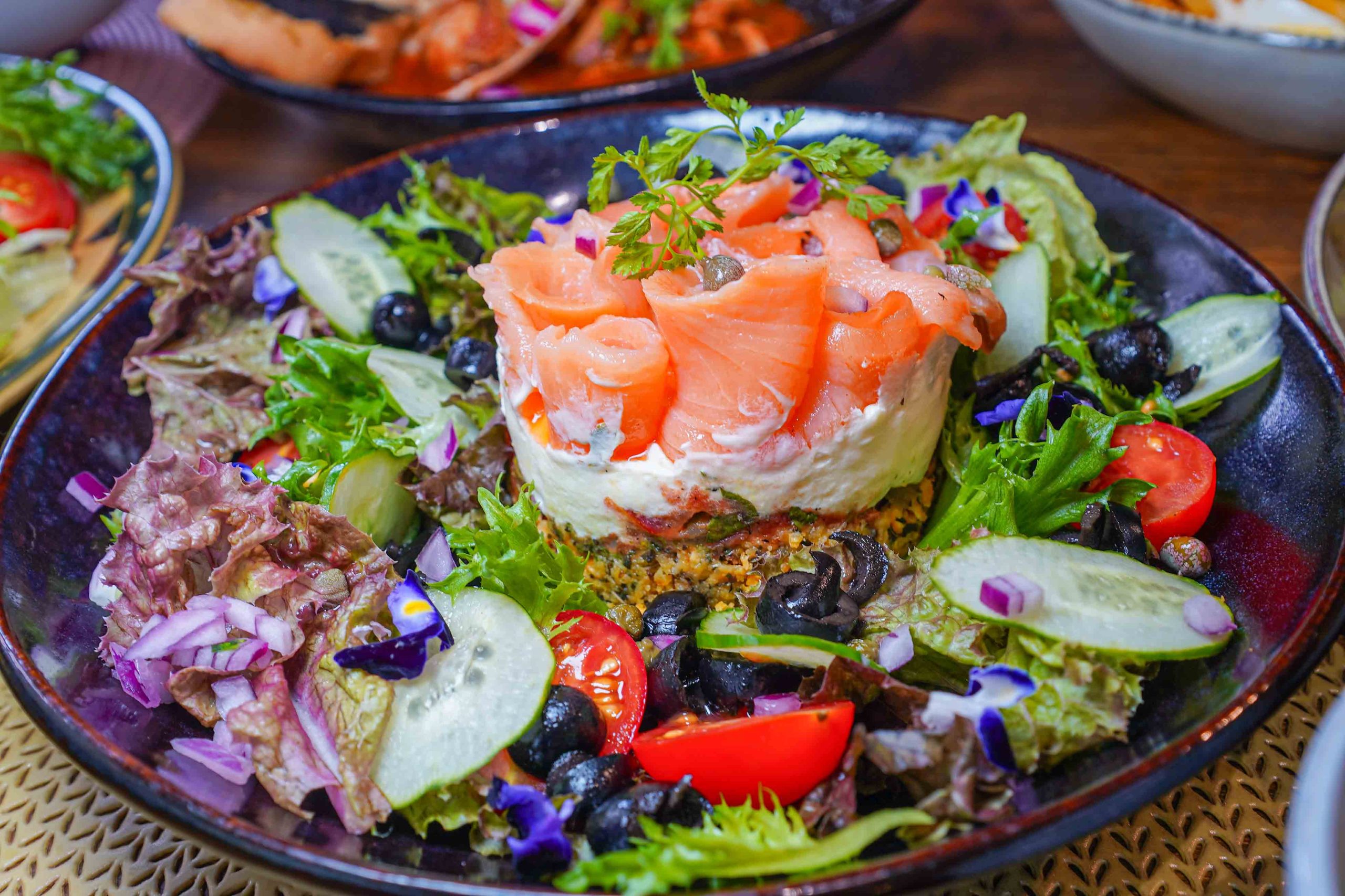 莎莎島，台中秘魯餐廳，一秒到南美洲，祕魯國民料理「檸檬漬生魚、秘魯烤半雞、炒牛肉」必吃、台中北屯美食 好停車