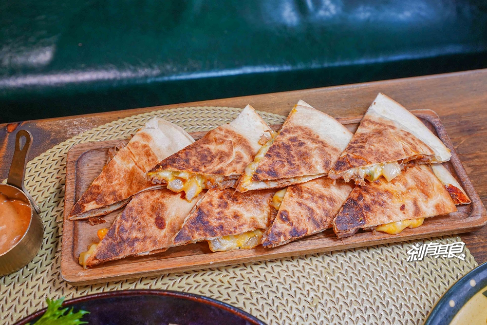 莎莎島，台中秘魯餐廳，一秒到南美洲，祕魯國民料理「檸檬漬生魚、秘魯烤半雞、炒牛肉」必吃、台中北屯美食 好停車