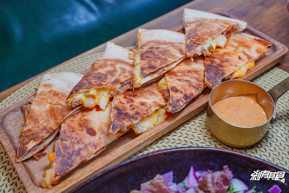 莎莎島，台中秘魯餐廳，一秒到南美洲，祕魯國民料理「檸檬漬生魚、秘魯烤半雞、炒牛肉」必吃、台中北屯美食 好停車