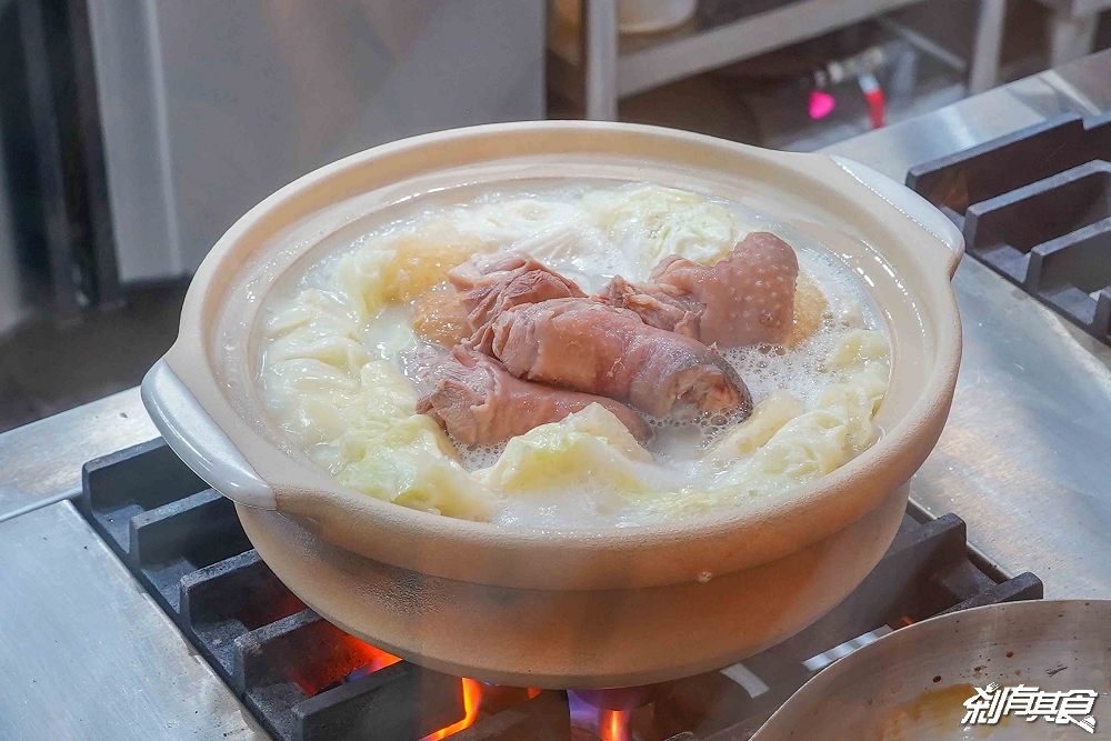 雞湯界愛馬仕!GOGOGA極上雞湯新派中菜,台中聚餐餐廳,瓦庫.不葷主義新品牌 「砂鍋極上雞湯、水煮牛、蜜棗燒肉」必吃,有包廂好停車 雞湯界愛馬仕!GOGOGA極上雞湯新派中菜,台中聚餐餐廳,瓦庫.不葷主義新品牌 「砂鍋極上雞湯、水煮牛、蜜棗燒肉」必吃,有包廂好停車