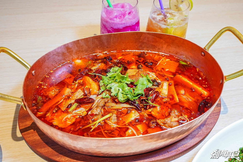 雞湯界愛馬仕!GOGOGA極上雞湯新派中菜,台中聚餐餐廳,瓦庫.不葷主義新品牌 「砂鍋極上雞湯、水煮牛、蜜棗燒肉」必吃,有包廂好停車 雞湯界愛馬仕!GOGOGA極上雞湯新派中菜,台中聚餐餐廳,瓦庫.不葷主義新品牌 「砂鍋極上雞湯、水煮牛、蜜棗燒肉」必吃,有包廂好停車