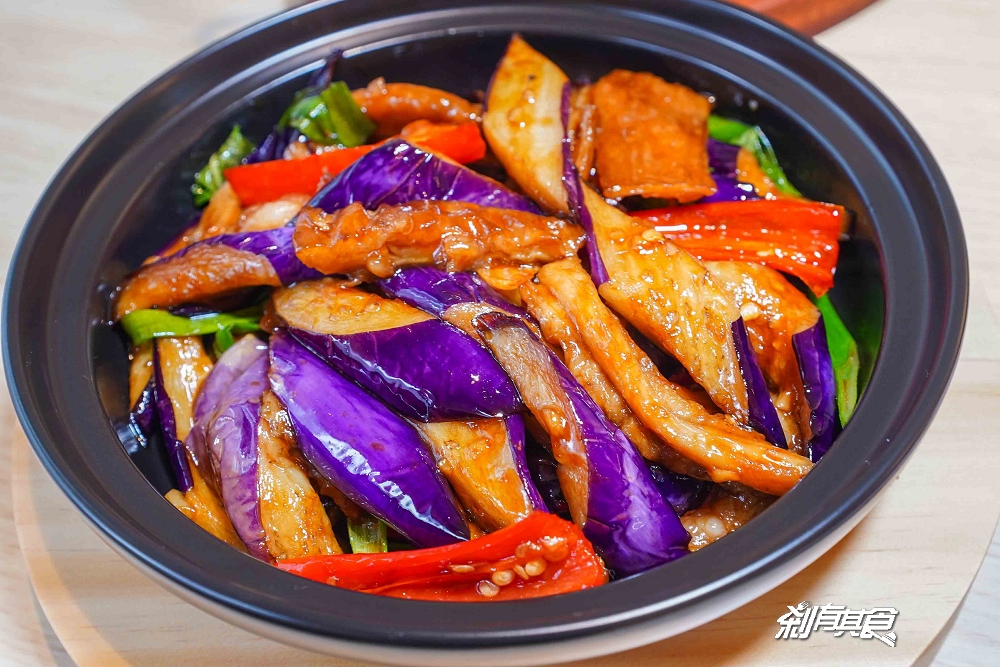 雞湯界愛馬仕!GOGOGA極上雞湯新派中菜,台中聚餐餐廳,瓦庫.不葷主義新品牌 「砂鍋極上雞湯、水煮牛、蜜棗燒肉」必吃,有包廂好停車 雞湯界愛馬仕!GOGOGA極上雞湯新派中菜,台中聚餐餐廳,瓦庫.不葷主義新品牌 「砂鍋極上雞湯、水煮牛、蜜棗燒肉」必吃,有包廂好停車