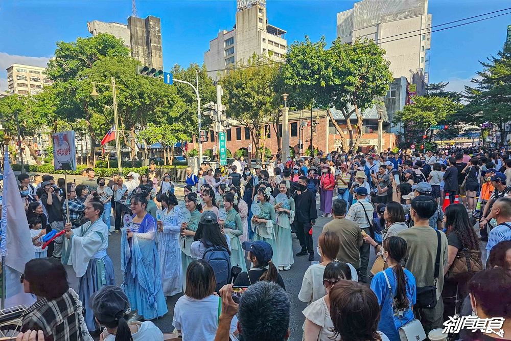 2025鈴蘭通散步納涼會「大墩鈴蘭通啤酒節」13大市集、變裝遊行 10/25-26 護照新玩法一起嗨起來！