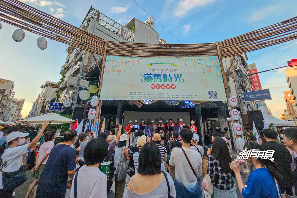 2025鈴蘭通散步納涼會「大墩鈴蘭通啤酒節」13大市集、變裝遊行 10/25-26 護照新玩法一起嗨起來！