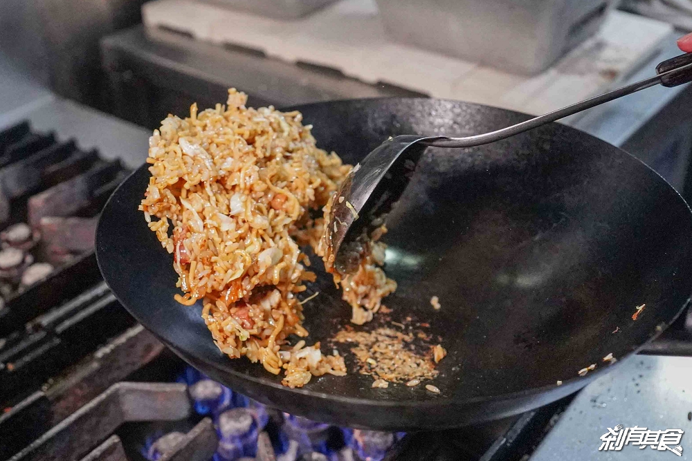 燎牛舌豬排炒麵飯，台中北區美食，神戶B級美食「神戶炒麵飯」、夢幻厚切牛舌、炸豬排，台中I人友善餐廳