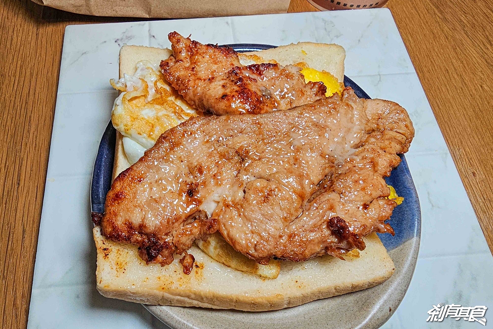 台中肉蛋吐司中西式早餐店，台中北區美食，期間限定「雞肉吐司」 每天排隊40年早餐老店 (菜單)