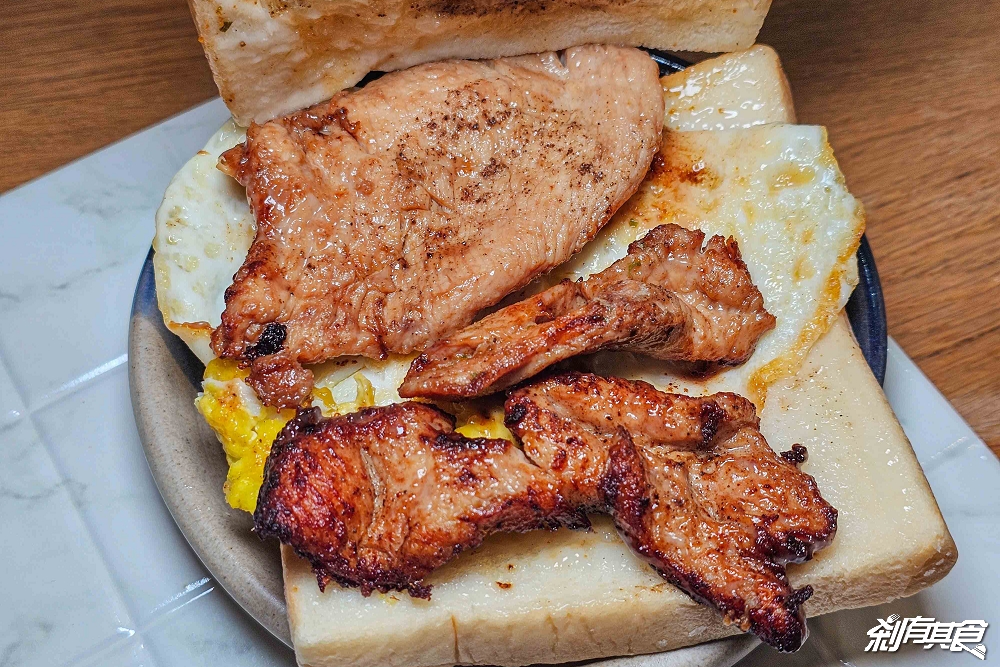 台中肉蛋吐司中西式早餐店，台中北區美食，期間限定「雞肉吐司」 每天排隊40年早餐老店 (菜單)