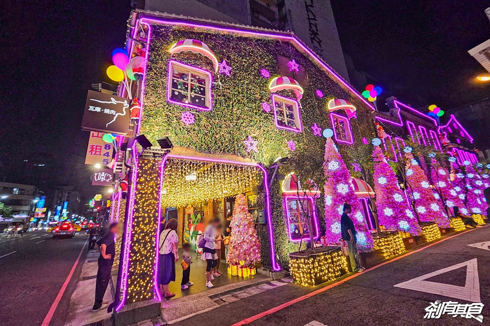台中最美粉紅瓦庫聖誕屋！ 台中聖誕景點「瓦庫燒肉」，聖誕老公公粉紅派對 夢幻登場