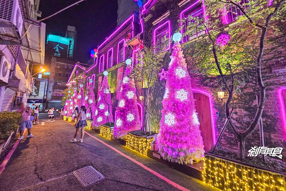 台中最美粉紅瓦庫聖誕屋！ 台中聖誕景點「瓦庫燒肉」，聖誕老公公粉紅派對 夢幻登場