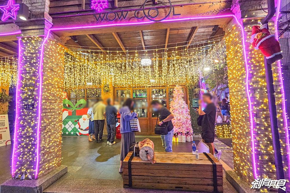 台中最美粉紅瓦庫聖誕屋！ 台中聖誕景點「瓦庫燒肉」，聖誕老公公粉紅派對 夢幻登場