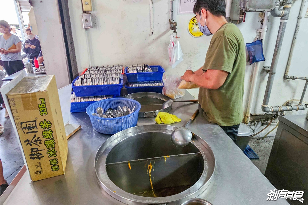 大智路蕭爌肉飯，台中東區美食，每天排隊50年老店 爌肉、豬腳、還有免費酸菜吃到爽 晚來吃不到！