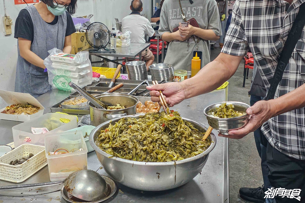 大智路蕭爌肉飯，台中東區美食，每天排隊50年老店 爌肉、豬腳、還有免費酸菜吃到爽 晚來吃不到！