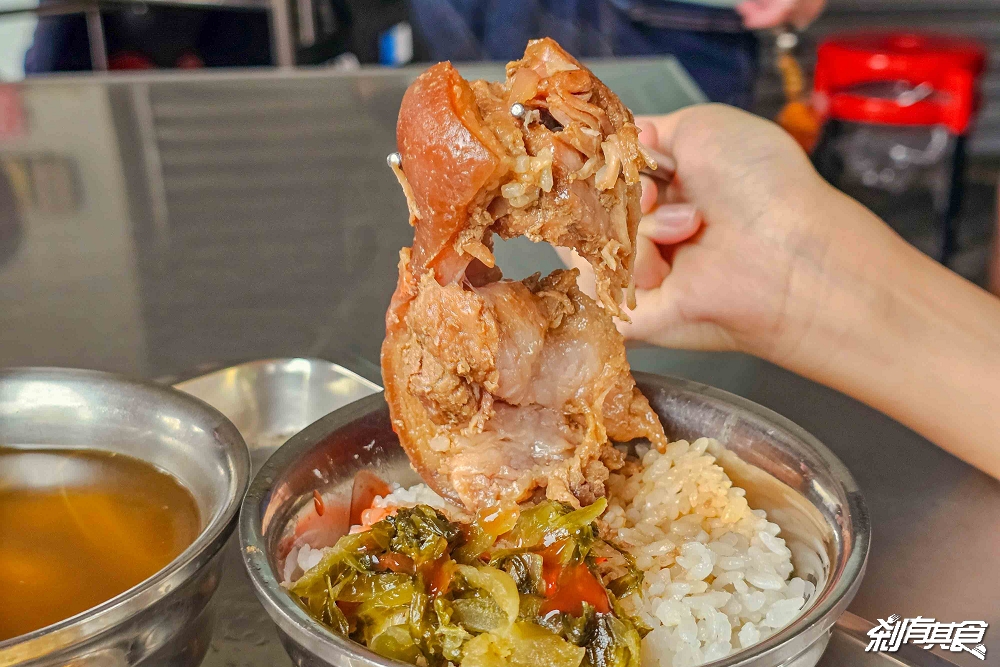 大智路蕭爌肉飯，台中東區美食，每天排隊50年老店 爌肉、豬腳、還有免費酸菜吃到爽 晚來吃不到！
