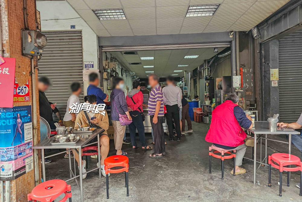 大智路蕭爌肉飯，台中東區美食，每天排隊50年老店 爌肉、豬腳、還有免費酸菜吃到爽 晚來吃不到！