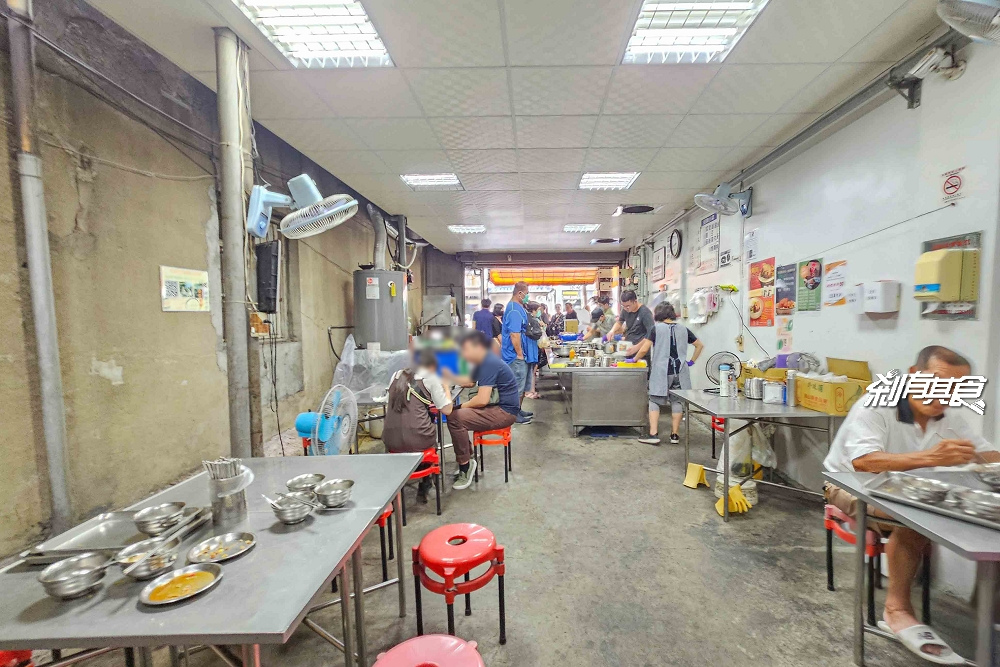 大智路蕭爌肉飯，台中東區美食，每天排隊50年老店 爌肉、豬腳、還有免費酸菜吃到爽 晚來吃不到！