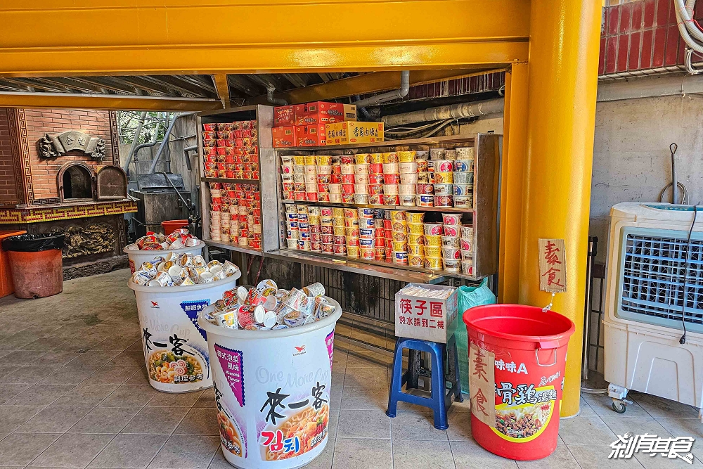 泡麵土地公「南投中寮石龍宮」24小時免費泡麵吃到飽，浴火重生香火更旺，還有新鄰居「石鳳宮」百年土地婆