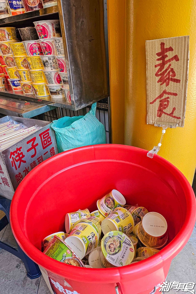 泡麵土地公「南投中寮石龍宮」24小時免費泡麵吃到飽，浴火重生香火更旺，還有新鄰居「石鳳宮」百年土地婆