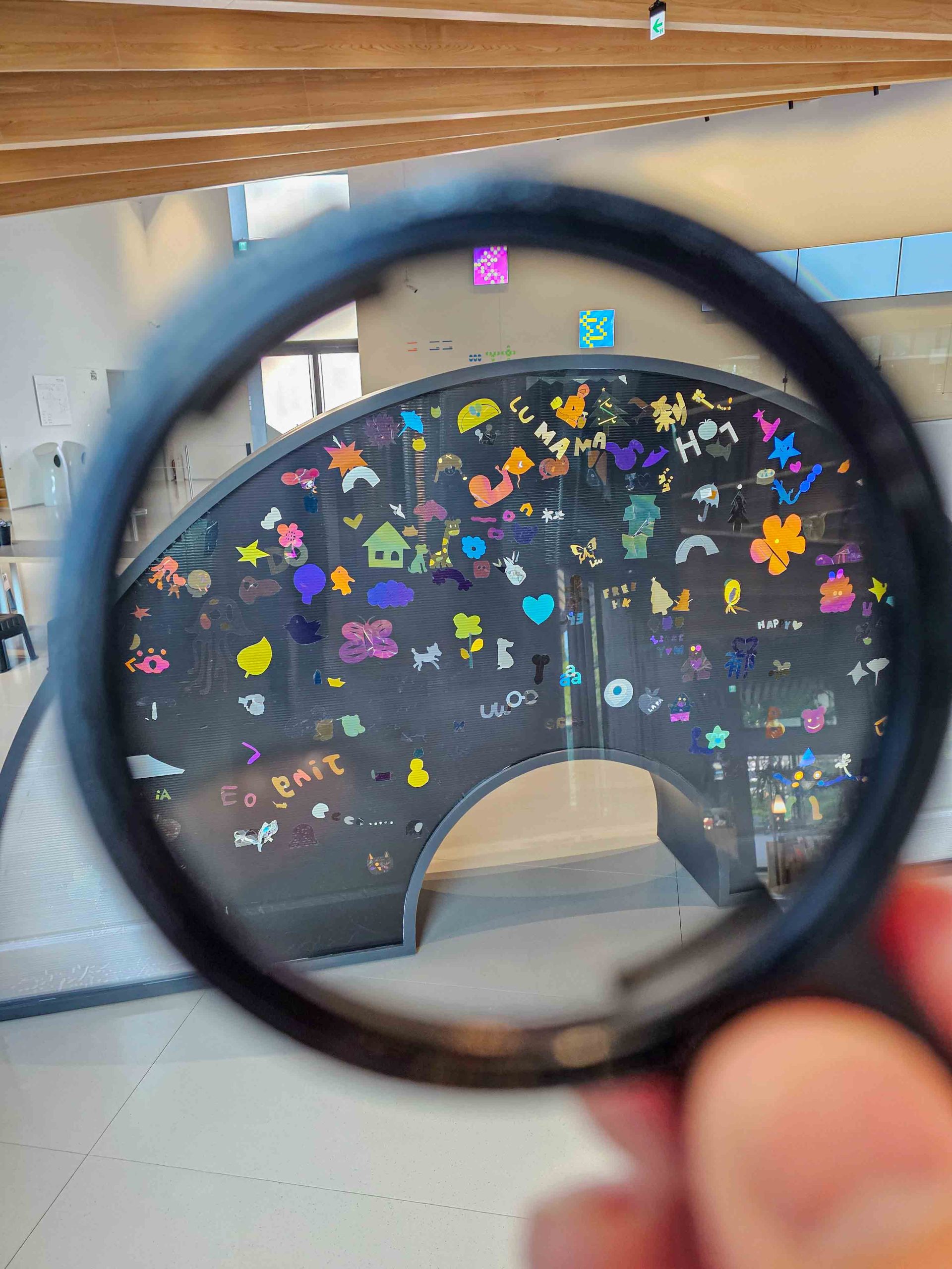 拿偏光鏡看的美術展!勤美術館2025冬季展《Input > Unknown》 拿偏光鏡看的美術展!勤美術館2025冬季展《Input > Unknown》