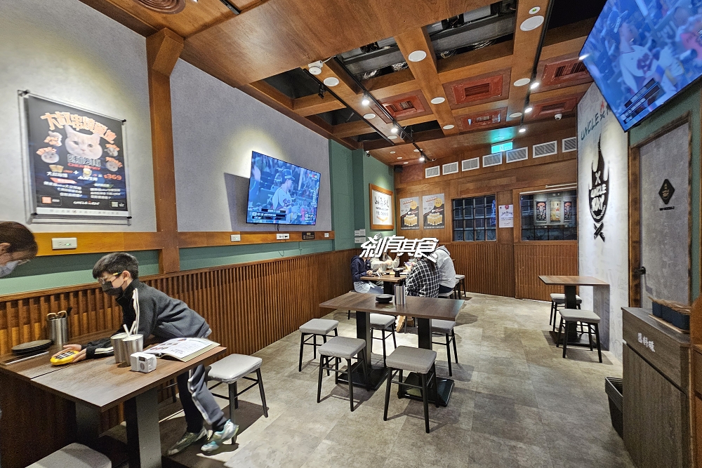 UNCLE RAY台中店，台中北區美食，可看球賽、有桌遊、KTV包廂的平價串燒居酒屋，串燒咖哩都好吃，台中宵夜聚餐好去處