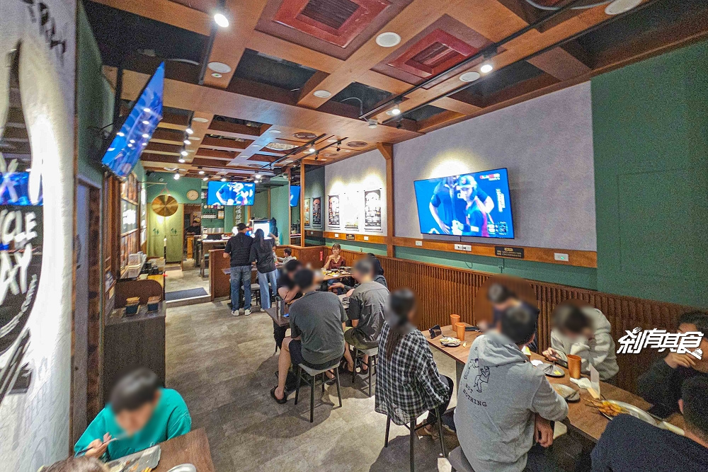 UNCLE RAY台中店，台中北區美食，可看球賽、有桌遊、KTV包廂的平價串燒居酒屋，串燒咖哩都好吃，台中宵夜聚餐好去處