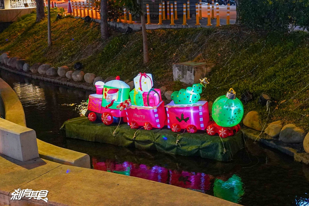 2025台中耶誕嘉年華《角落小夥伴》18米高千層奶油蛋糕耶誕樹、柳川水舞燈光秀、還有耶誕市集 2025台中耶誕嘉年華《角落小夥伴》18米高千層奶油蛋糕耶誕樹、柳川水舞燈光秀、還有耶誕市集