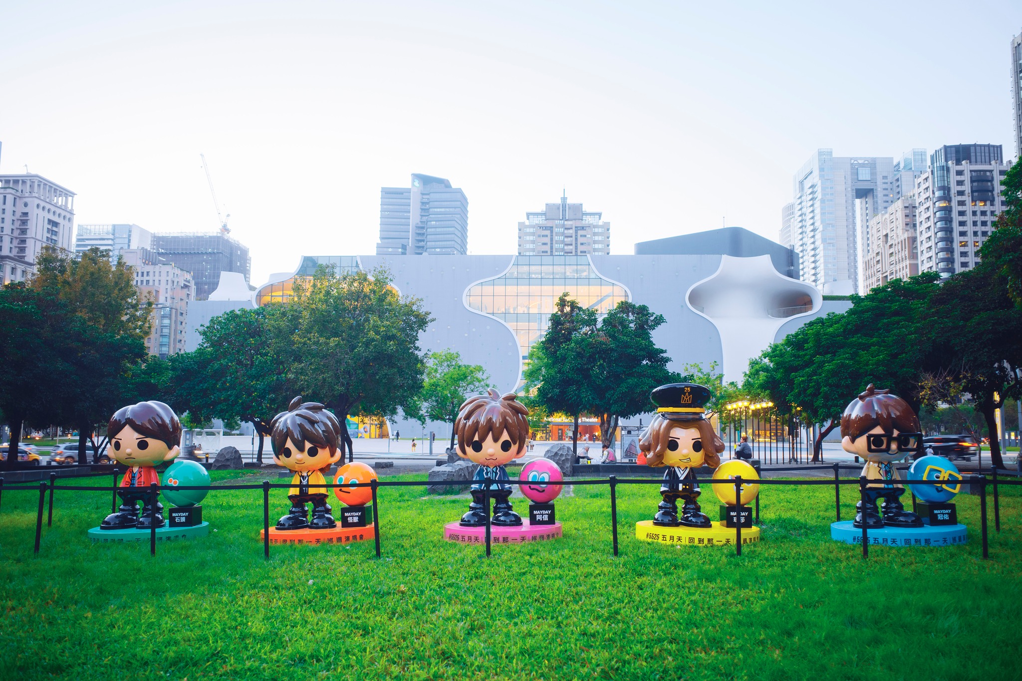 台中五月天打卡景點,五月天台中跨年演唱會 MAYDAYLAND打卡景點:台中公園聖誕五球、五月天主題車站、彩繪車廂 台中五月天打卡景點,五月天台中跨年演唱會 MAYDAYLAND打卡景點:台中公園聖誕五球、五月天主題車站、彩繪車廂