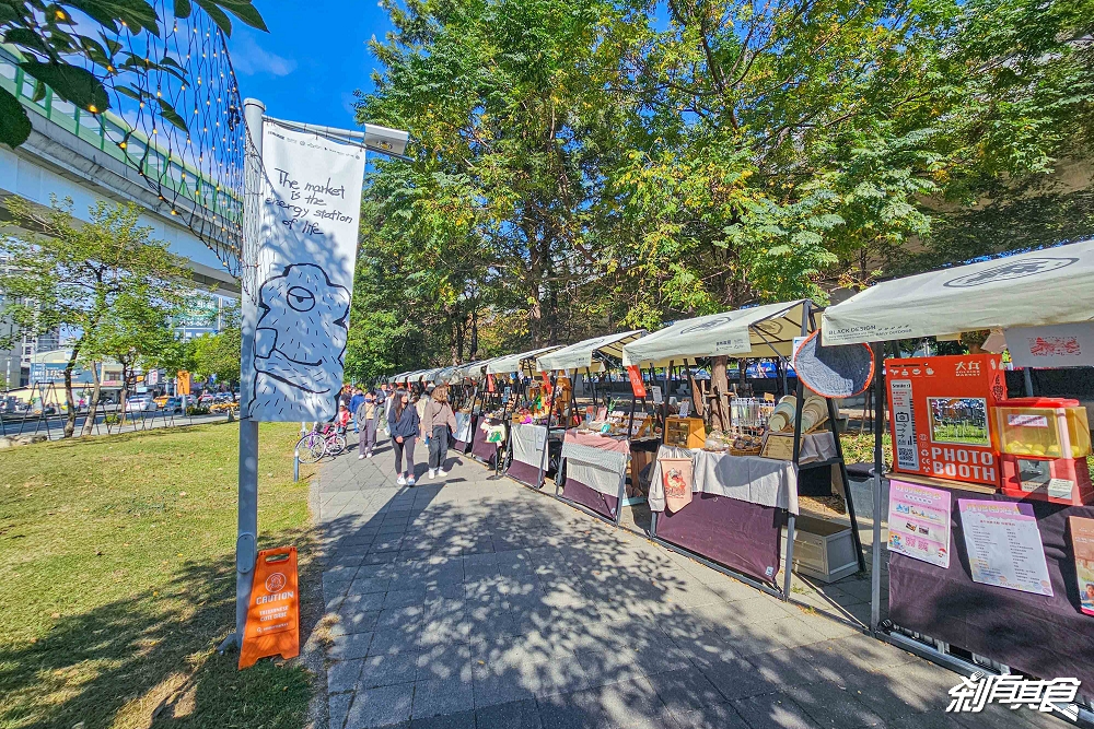 台中五月天打卡景點,五月天台中跨年演唱會 MAYDAYLAND打卡景點:台中公園聖誕五球、五月天主題車站、彩繪車廂 台中五月天打卡景點,五月天台中跨年演唱會 MAYDAYLAND打卡景點:台中公園聖誕五球、五月天主題車站、彩繪車廂
