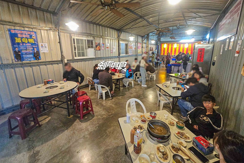 番鴨角薑母鴨總店，台中北屯美食，鴨肉現炒有爛軟好吃 炭火湯頭薑味十足，水果玉米、栗子必點 (菜單/宵夜到1點)