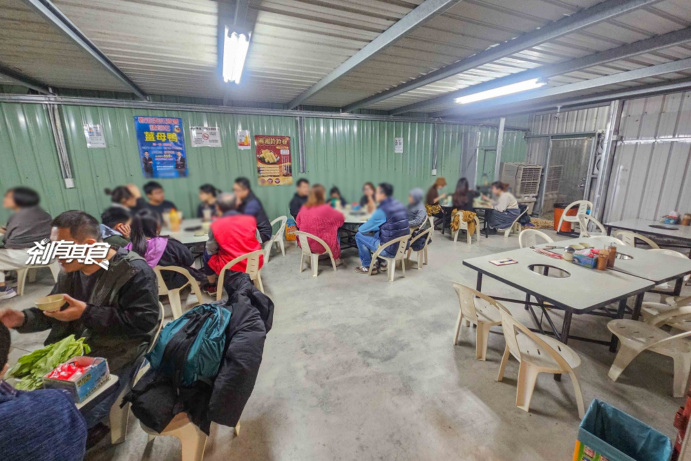 番鴨角薑母鴨總店，台中北屯美食，鴨肉現炒有爛軟好吃 炭火湯頭薑味十足，水果玉米、栗子必點 (菜單/宵夜到1點)