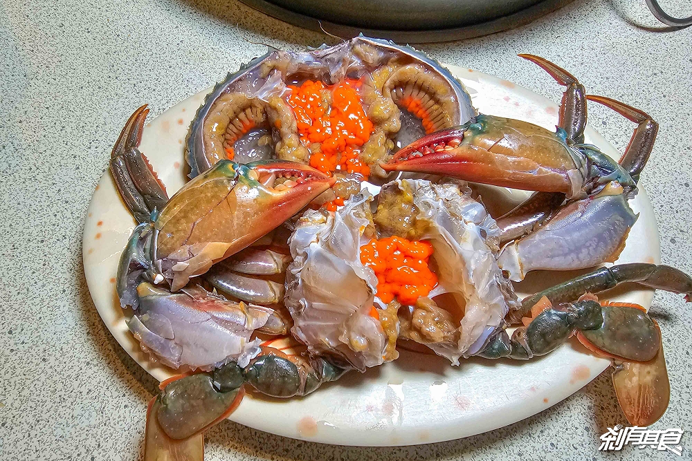 番鴨角薑母鴨總店，台中北屯美食，鴨肉現炒有爛軟好吃 炭火湯頭薑味十足，水果玉米、栗子必點 (菜單/宵夜到1點)