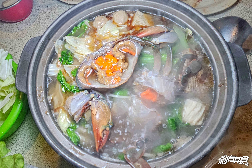 番鴨角薑母鴨總店，台中北屯美食，鴨肉現炒有爛軟好吃 炭火湯頭薑味十足，水果玉米、栗子必點 (菜單/宵夜到1點)