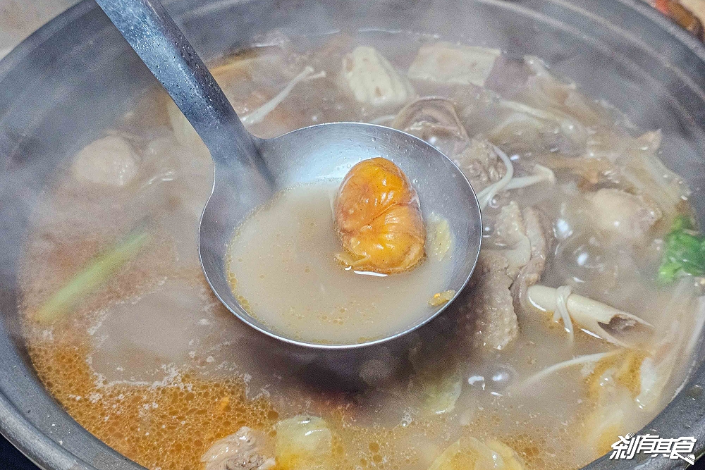 番鴨角薑母鴨總店，台中北屯美食，鴨肉現炒有爛軟好吃 炭火湯頭薑味十足，水果玉米、栗子必點 (菜單/宵夜到1點)