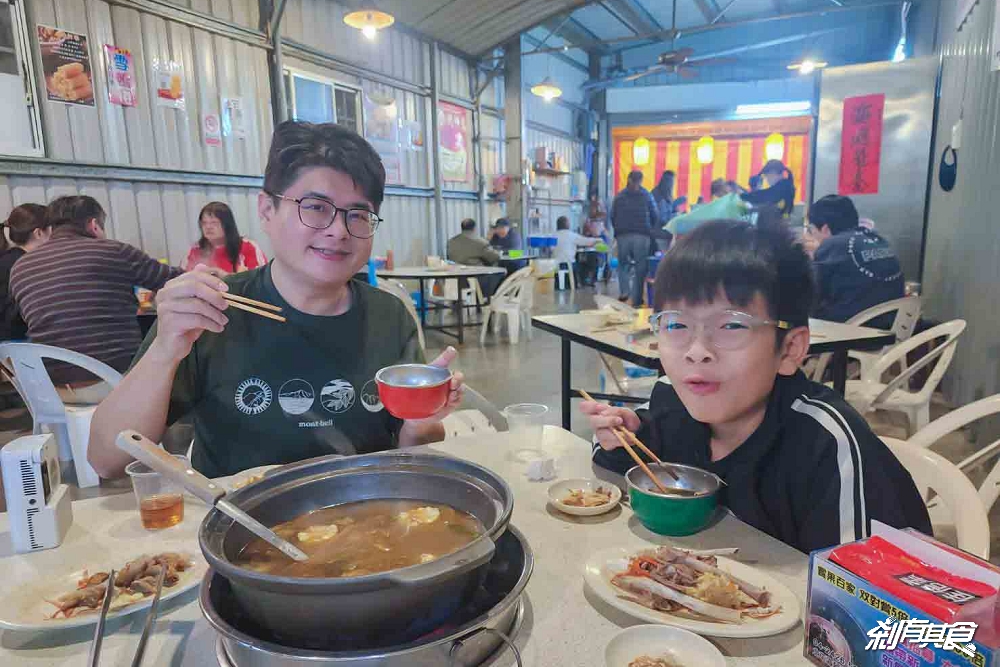 番鴨角薑母鴨總店，台中北屯美食，鴨肉現炒有爛軟好吃 炭火湯頭薑味十足，水果玉米、栗子必點 (菜單/宵夜到1點)