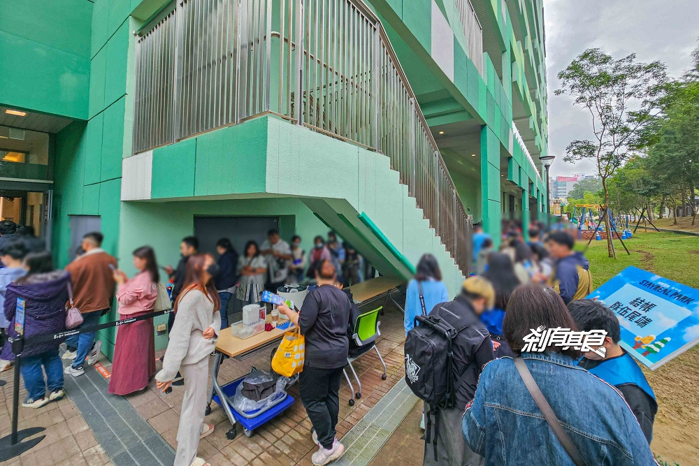 STAYREAL PARK台中站，台中聖誕景點，9米聖誕胡蘿蔔、還有「遇見公園」五月天快閃店